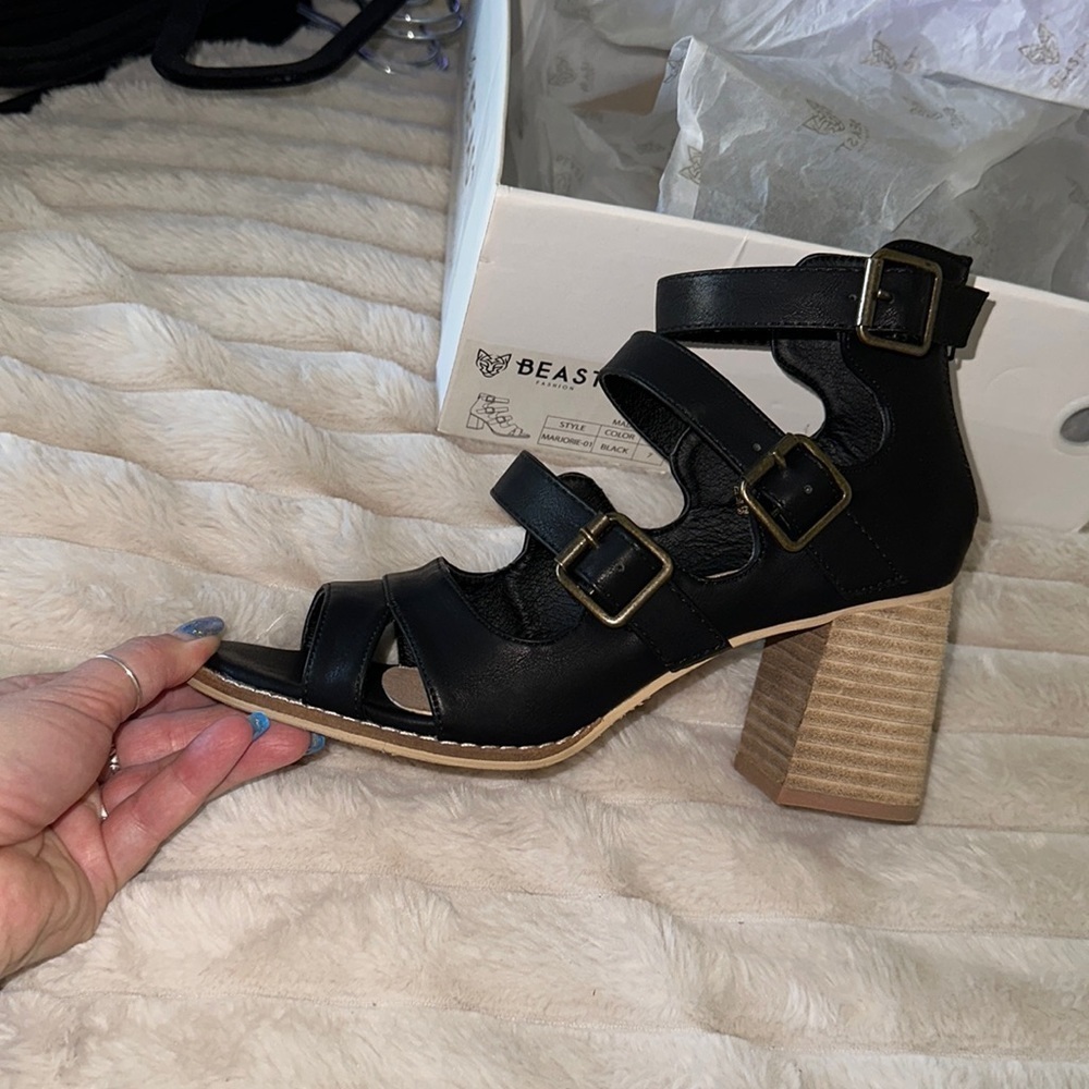 Size 7 strappy zip up shoe